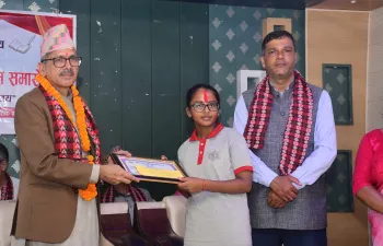 १६ औं रास्ट्रिय पुस्तकालय दिवसको अवसरमा पुस्तकालयद्वारा आयोजित कविता प्रतियोगितामा प्रथम हुन सफल नितिका अवस्थी ।